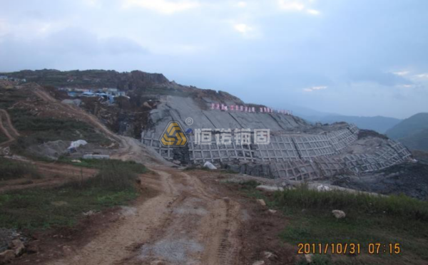 滑坡治理新方案,自進(jìn)式中空錨桿與抗滑樁協(xié)同支護(hù)應(yīng)用