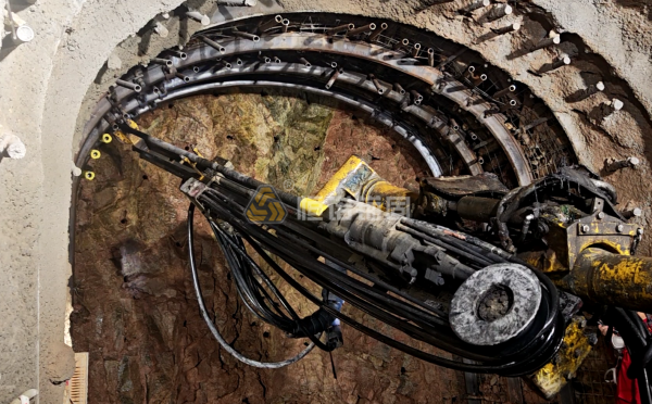 一鉆就塌、錨桿難安裝？自鉆式錨桿攻克礦山破碎帶難題