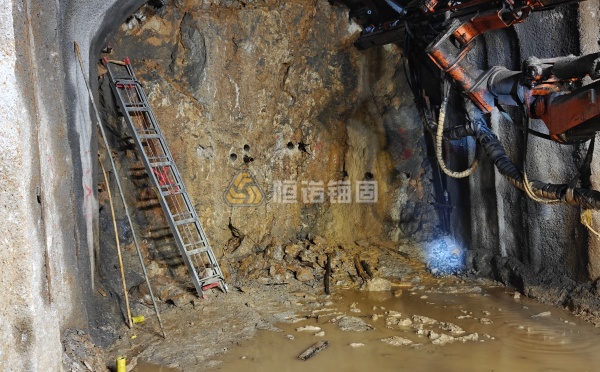 礦山巷道冒頂隱患分析及自鉆式錨桿防控技術