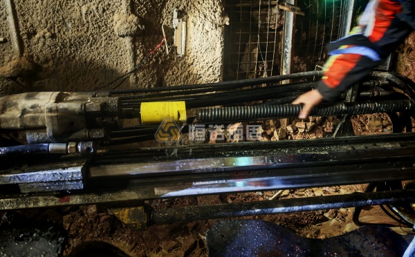 松散破碎巷道長(zhǎng)效支護(hù)技術(shù)，自鉆式錨桿一體化施工方案